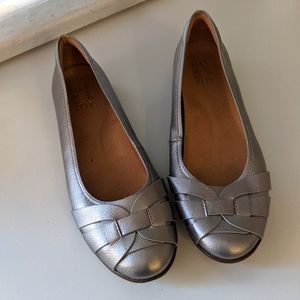 Size 8 silver Naturalizer flats